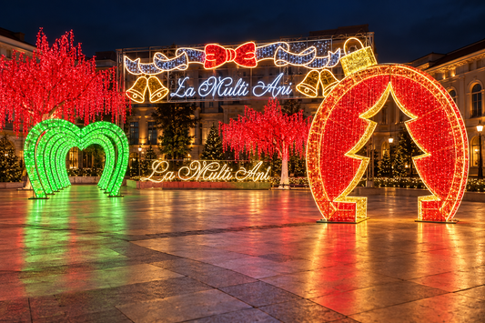 Decor luminos pentru piață cu glob-arcadă roșu și „La Mulți Ani”